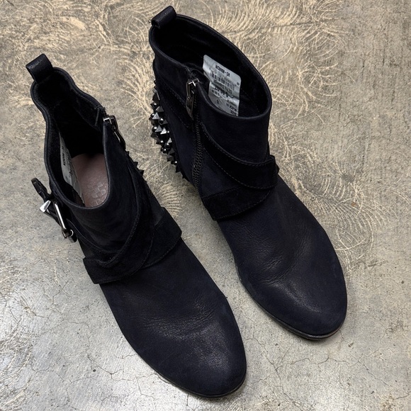 Vince Camuto Marcin black shimmer leather ankle boots - Picture 4 of 8